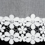 Zazdroska z etaminy 40x150 cm na szelkach – z kwiatowym zdobieniem - Biała - 5 Zazdroska z etaminy 40x150 cm na szelkach – z kwiatowym zdobieniem - Biała - 5